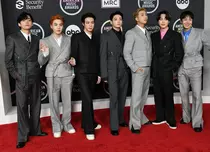 BTS, marele câștigător American Music Awards 2021. Care au fost cele mai spectaculoase ținute de pe covorul roșu