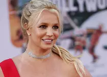 Britney Spears lansează o carte de memorii. În ce ipostază provocatoare apare pe copertă