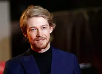 Joe Alwyn („Favorita”) și Margaret Qualley („Menajera”) joacă împreună într-un film nou, „The Stars At Noon”