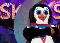 Pinguinul a fost demascat la „Masked Singer România”. Vedeta de sub mască are un tatuaj secret cu o busolă
