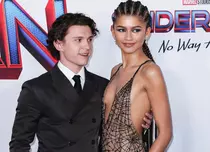 Tom Holland și Zendaya, surprinși în ipostaze tandre. Cum își petrec timpul cei doi actori