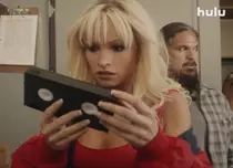 Când are premiera serialul „Pam & Tommy”, cu Lily James și Sebastian Stan