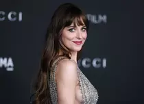 Dakota Johnson, imagini de senzație din vacanță. Cum arată în costum de baie