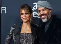 Cum i-a făcut Halle Berry pe prietenii ei celebri să creadă că s-a căsătorit cu iubitul ei, Van Hunt