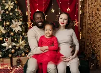 Tobi Ibitoye, fost concurent „Vocea României” și soția lui au devenit părinți pentru a doua oară