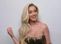 Katy Perry, în ipostaze provocatoare pe Instagram. Artista a pozat topless