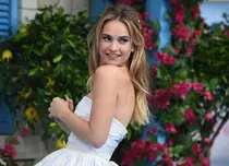 Lily James, despre transformarea în Pamela Anderson pentru serialul „Pam & Tommy”. Asemănarea este incredibilă