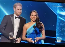 Detaliul inedit din ținuta lui Meghan Markle. Ce bijuterie specială a purtat la o gală din Los Angeles