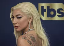 Top 10 ținute purtate de vedete la Premiile SAG 2022. Lady Gaga a riscat cu o rochie Armani