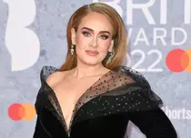 Adele a împlinit 34 de ani. Artista a postat imagini cu ea în rochie scurtă, fără pic de machiaj