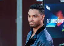 Ducele din Bridgerton, Regé-Jean Page, însoțit de iubita lui la un eveniment monden. Cum arată Emily Brown