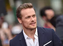 Sam Heughan, în ipostaze tandre cu o femeie misterioasă. Cum a fost surprins actorul din „Outlander”