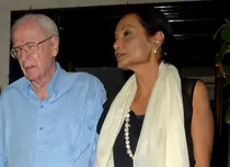 Sir Michael Caine, apariție rară la brațul soției sale, Shakira. Cum arată actorul de 89 de ani