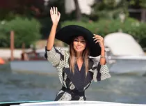 Un nou selfie de colecție pentru Mădălina Ghenea. Cu ce actor celebru s-a pozat vedeta din „House of Gucci”