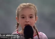 O fetiță din Ucraina a interpretat imnul țării ei la un concert în Polonia. A devenit celebră după ce a cântat într-un buncăr din Kiev