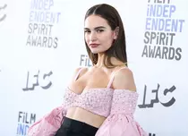 Lily James a strălucit pe covorul roșu. Actrița din „Pam & Tommy” a purtat o rochie transparentă, cu spatele gol