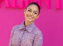 Vanessa Hudgens a atras toate privirile la show-ul Valentino. A îmbrăcat o rochie scurtă și transparentă