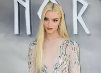 Anya Taylor-Joy, actrița din „Gambitul damei”, ținută strălucitoare la premiera noului film