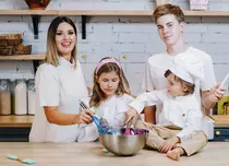 Ela Crăciun și-a lansat a treia carte dedicată creșterii sănătoase a copiilor