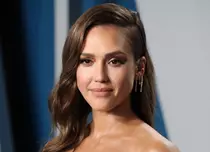 Jessica Alba revine la actorie. Actrița va fi vedeta serialului Netflix „Confessions on 7:45”