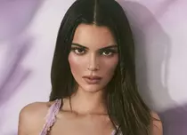 Kendall Jenner, mai provocatoare ca niciodată. A pozat topless la Coachella