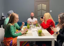 Un cunoscut designer român, următorul invitat de la „Mâncare pe care”. „Zeița a venit!”