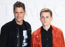 Rob Lowe și fiul lui vor juca într-un serial de comedie produs și difuzat de Netflix