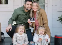 Laura Cosoi, pe scenă până în luna a noua de sarcină. Actrița va filma un nou serial în luna mai