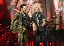 Jubileul de Platină: Queen cântă din nou pentru Regina Elisabeta. Acum 20 de ani, Bryan May a făcut show pe acoperișul de la Buckingham