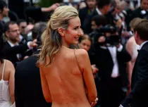 Accident vestimentar pe covorul roșu de la Cannes 2022. Ce a pățit fosta iubită a prințului Andrew