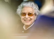 Motivul surprinzător pentru care Regina Elisabeta a II-a a purtat un șal pe umeri în timpul ultimei sale apariții publice