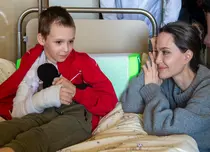 Vizită cu peripeții pentru Angelina Jolie în Ucraina. Actrița a fost evacuată într-un adăpost antiaerian