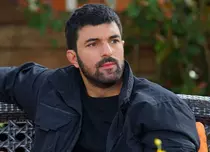 „Fiica ambasadorului”, 16 mai 2022. În penultimul episod, Sancar caută soluții sa le protejeze pe Mavi și pe Malek