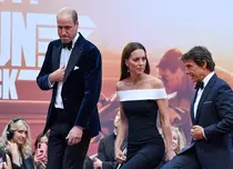 Tom Cruise, gest galant față de Kate Middleton. Actorul a ajutat-o pe Ducesă să urce scările, la premierea noului „Top Gun”