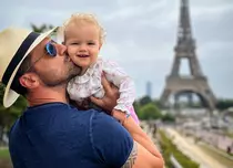 Imaginile adorabile cu Adi Nartea și familia sa la Paris. Ce și-a cumpărat actorul din „Vlad” de la Disneyland