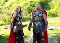 „Thor: Love and Thunder”, Chris Hemsworth și Natalie Portman au uimit la premiera mondială. Primele imagini de pe covorul roșu