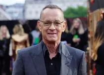 Tom Hanks, surprins în timp ce îi tremurau mâinile incontrolabil pe scenă. Fanii sunt îngrijorați