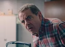 Review „Om vs albină”, serial de comedie Netflix. Simfonia unui dezastru casnic