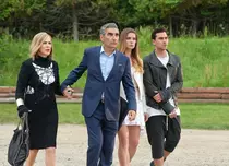 Premiatul serial „Schitt’s Creek”, favoritul galelor din ultimii ani, ajunge în sfârșit și la noi. Unde poate fi urmărit