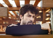 Ce face acum Alp Navruz, Cenk din serialul „Ține-mă de mână!”. Actorul turc o ia pe urmele lui Tom Cruise