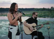 Nicole Cherry, apariție senzuală printre TikTok-eri. Cântăreața a fost invitată în Buzz House