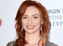S-a măritat Eleanor Tomlinson! Actrița din serialul „Poldark” a avut o rochie superbă