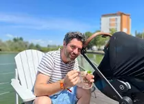Alex Dima, imagine adorabilă cu bebelușul lui. Vedeta Pro TV a plecat în vacanță. „Un fel de concediu, cu vreo 4-5 treziri pe noapte”