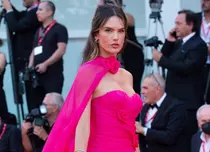 Cele mai strălucitoare ținute de pe covorul roșu de la Festivalul de Film de la Veneția 2022