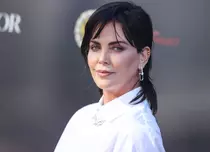 Charlize Theron, impecabilă în costum de baie la 47 de ani. Cum s-a distrat alături de fiicele ei