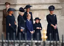 De ce prințul George nu a fost îmbrăcat în negru la înmormântarea Reginei Elisabeta a II-a