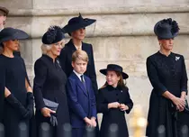 Omagiul adus de Charlotte reginei Elisabeta a II-a. Mica prințesă a purtat o bijuterie specială primită de la străbunica sa