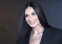 Demi Moore, ravisantă în costum de baie la 59 de ani. Cum a fost surprinsă pe un yacht, în timpul unei ședințe foto