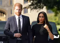 Prințul Harry și Meghan Markle, alături de familia regală când sicriul reginei Elisabeta a ajuns la Palatul Buckingham