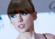 Taylor Swift, în cea mai îndrăzneață ținută de până acum, pe covorul roșu de la MTV EMA. Lista completă a premiilor
